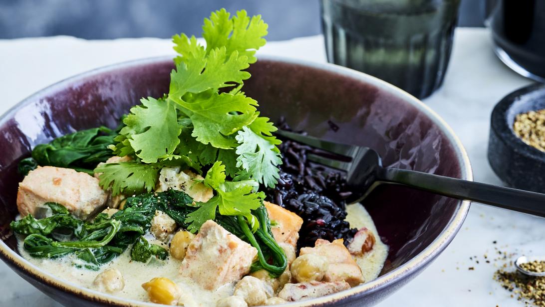 Overheerlijk én gezond: indische zalmcurry met kikkererwten Overheerlijk én gezond: indische zalmcurry met kikkererwten