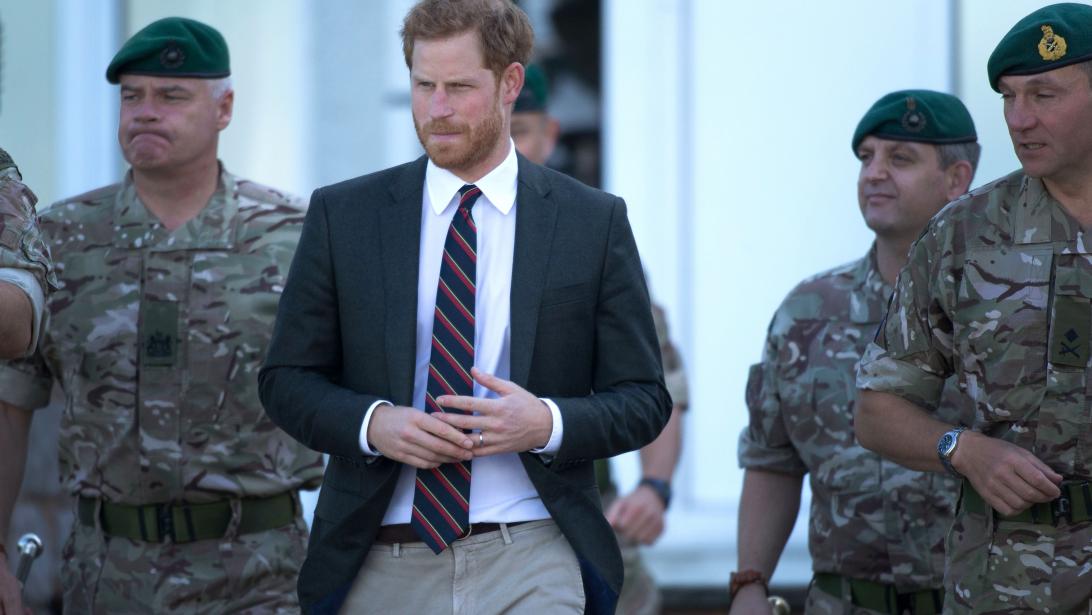 Waarom Prins Harry steeds aan z'n trouwring zit te frutselen Waarom Prins Harry steeds aan z'n trouwring zit te frutselen