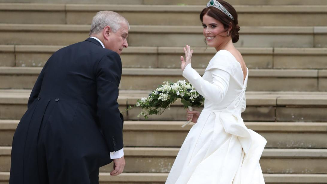 Prinses Eugenie trouwt in jurk van Brits designerduo Prinses Eugenie trouwt in jurk van Brits designerduo