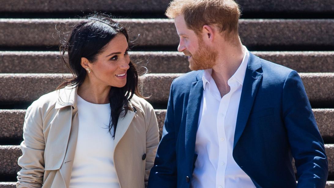 Gespot: het babybuikje van Meghan Markle tijdens haar bezoek aan Australië Gespot: het babybuikje van Meghan Markle tijdens haar bezoek aan Australië