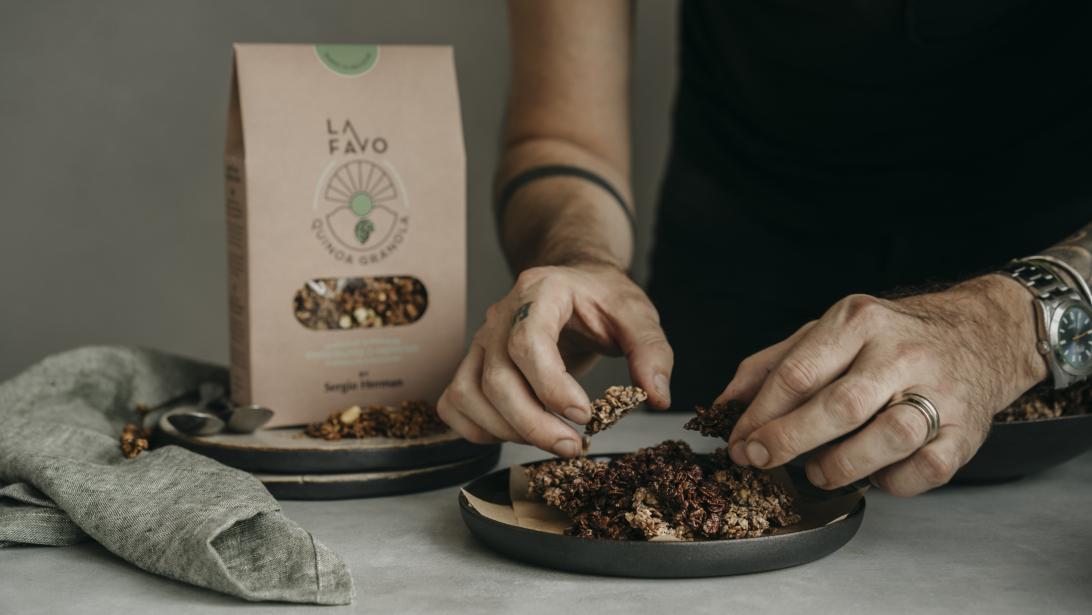 Recept: de chocolade quinoa granola rotsjes van Sergio Herman Recept: de chocolade quinoa granola rotsjes van Sergio Herman