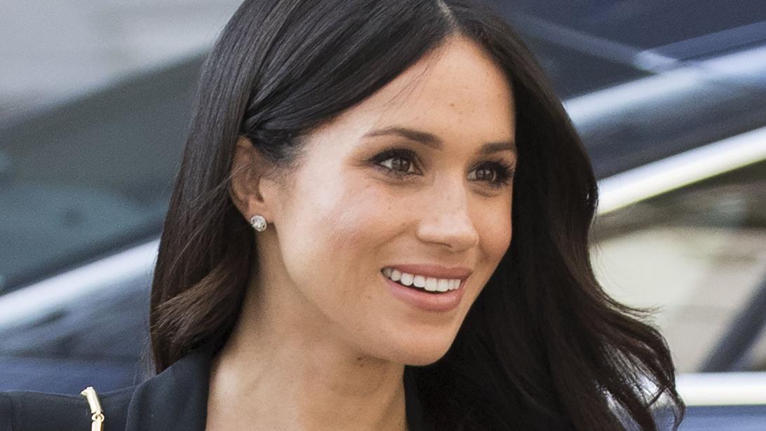 Meghan Markle straalt met bolle buik op de Fashion Awards Meghan Markle straalt met bolle buik op de Fashion Awards