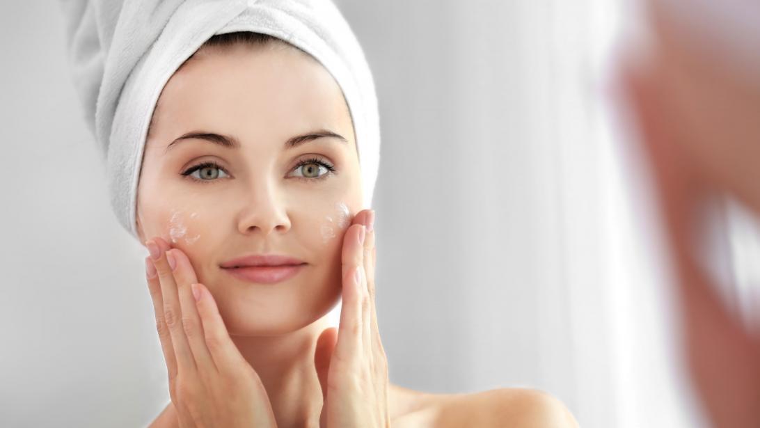 Crème de jour/nuit: faut-il vraiment différencier sa routine beauté? Crème de jour/nuit: faut-il vraiment différencier sa routine beauté?