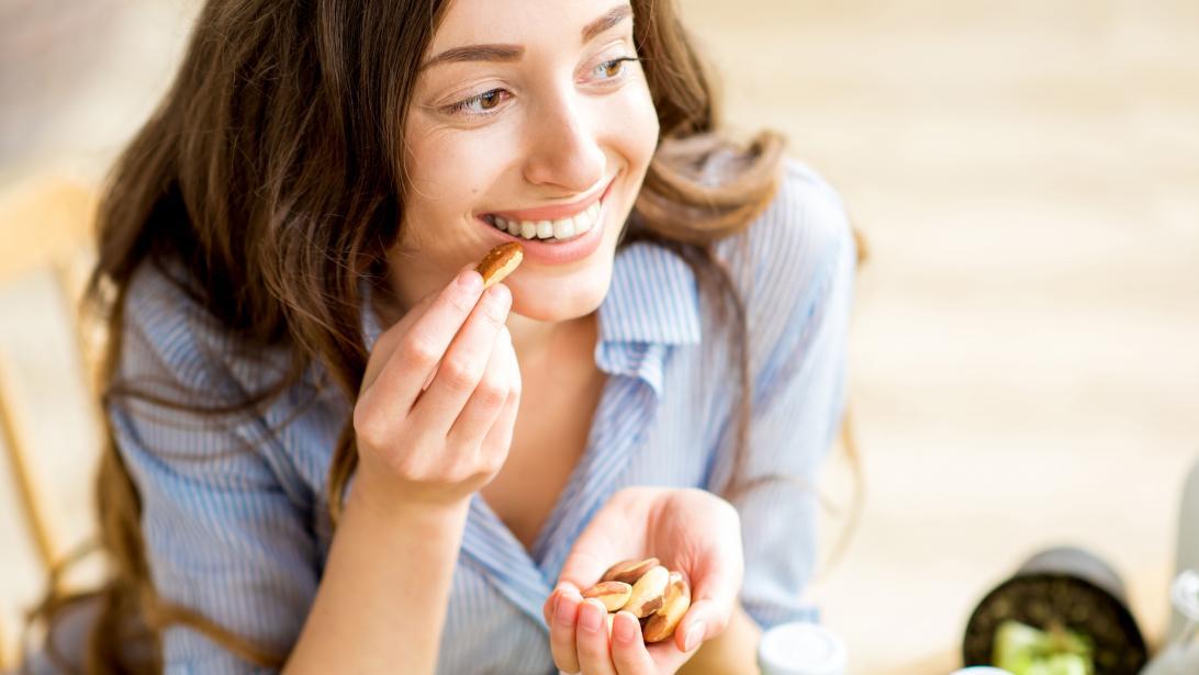 Zo stop je eindelijk met ongezonde snacken achter de tv Zo stop je eindelijk met ongezonde snacken achter de tv