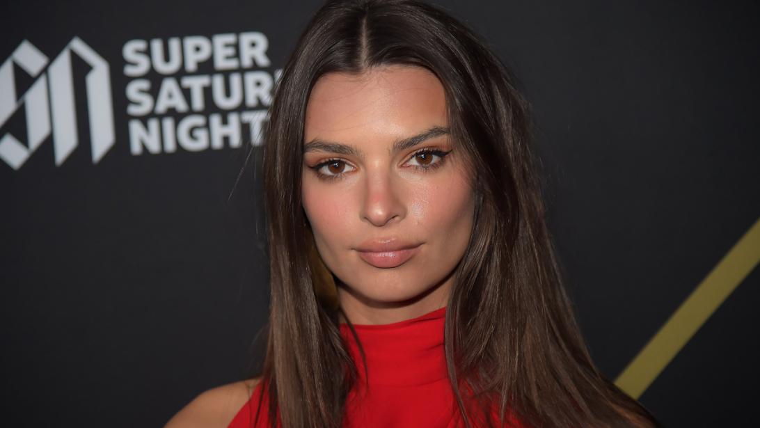 Stralende teint: zo ziet de skincare routine van model Emily Ratajkowski eruit Stralende teint: zo ziet de skincare routine van model Emily Ratajkowski eruit