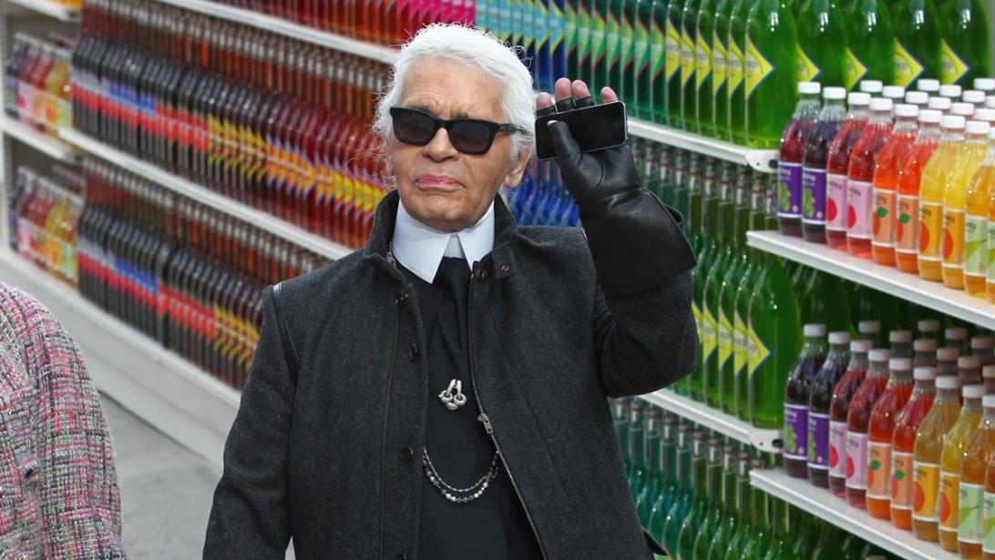 Iconisch modeontwerper en 'enfant terrible', Karl Lagerfeld (85), overleden Iconisch modeontwerper en 'enfant terrible', Karl Lagerfeld (85), overleden