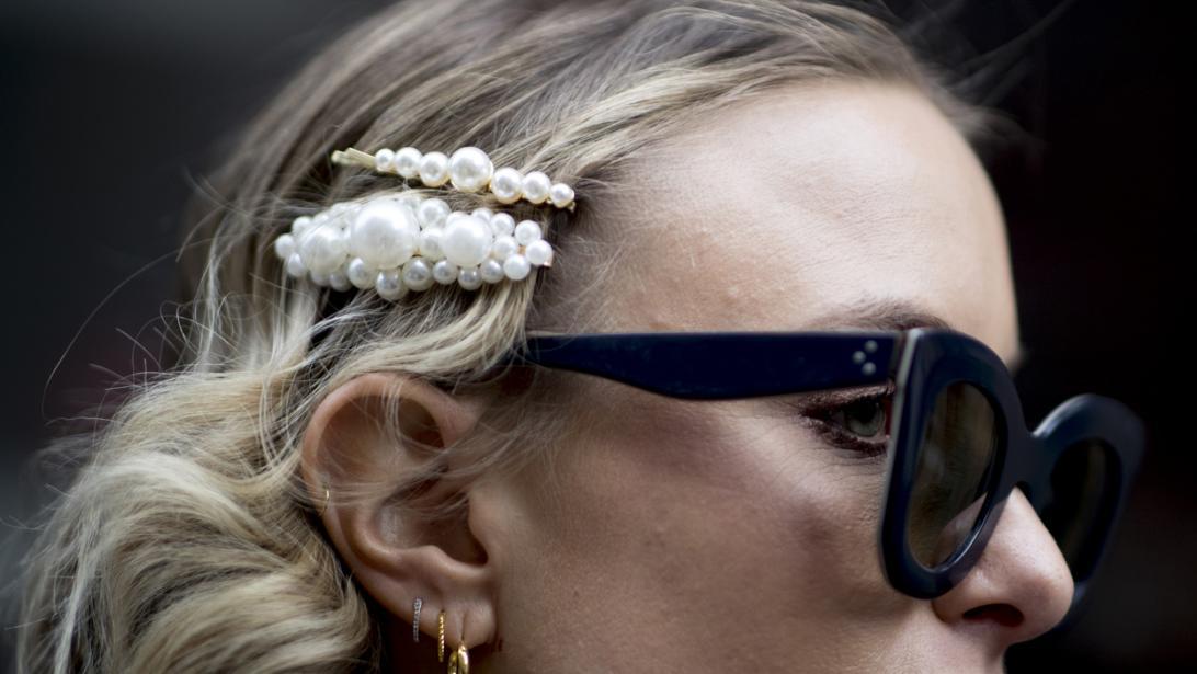 Pince à cheveux: l'accessoire tendance qui nous fait retomber en enfance Pince à cheveux: l'accessoire tendance qui nous fait retomber en enfance
