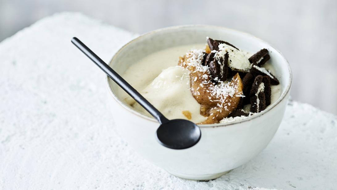 Heerlijk vegan: dessertbowl met banaan en Oreo-crumble Heerlijk vegan: dessertbowl met banaan en Oreo-crumble
