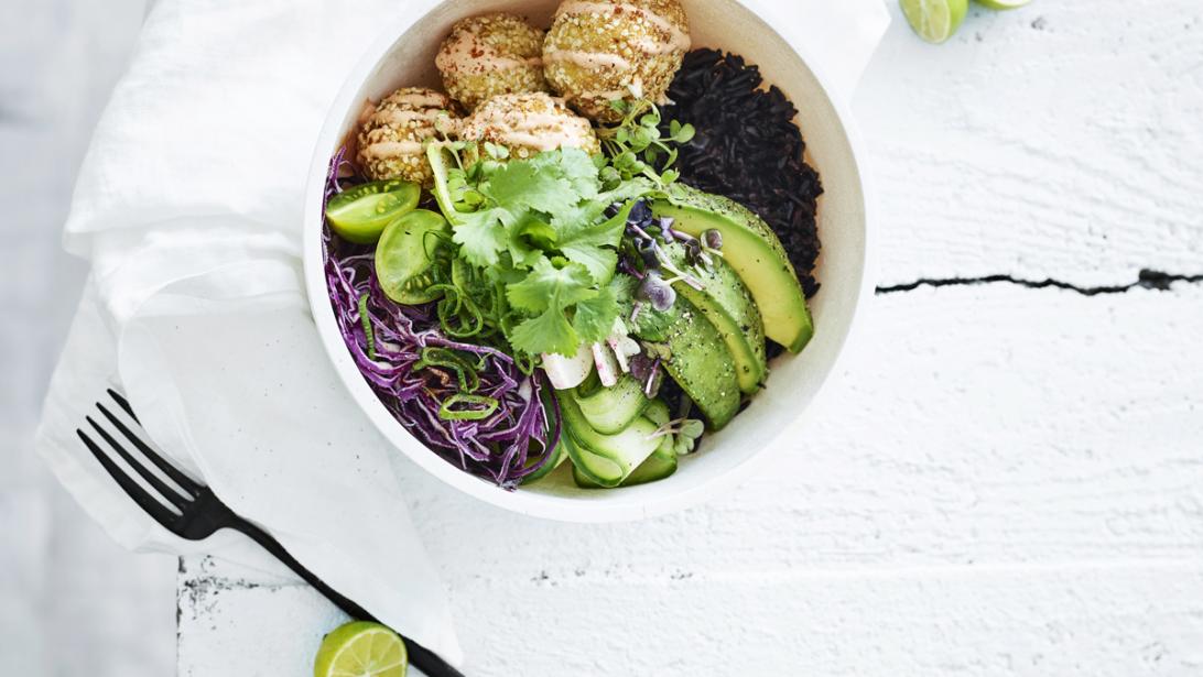 Smullen maar: Pokébowl met visballetjes en sriracha-mayonaise Smullen maar: Pokébowl met visballetjes en sriracha-mayonaise