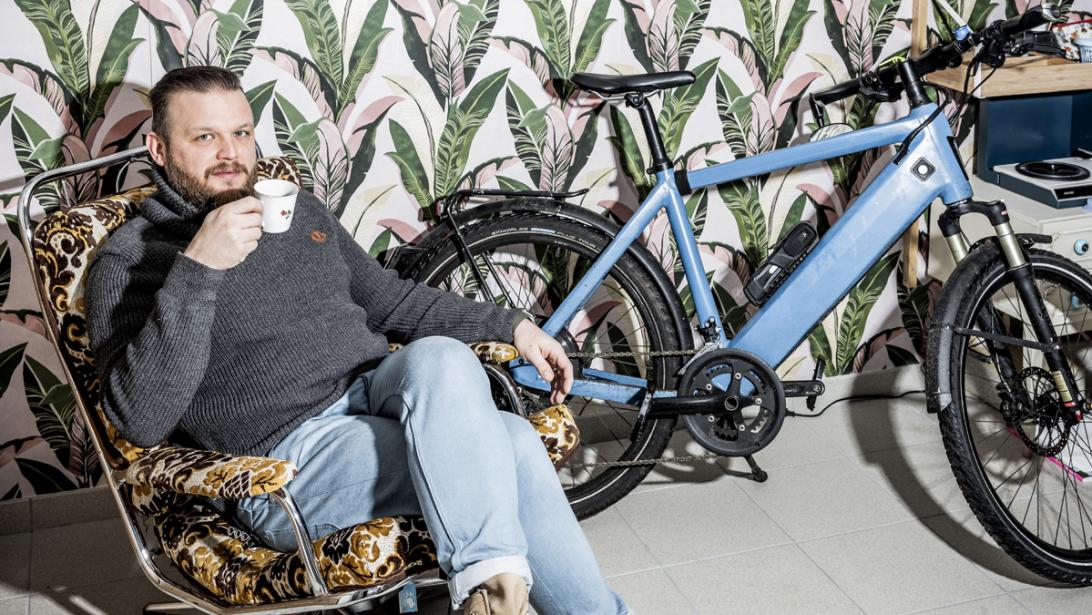 Kom van die bank af: Erik fietst met een high-speed e-bike naar zijn werk in Brussel Kom van die bank af: Erik fietst met een high-speed e-bike naar zijn werk in Brussel