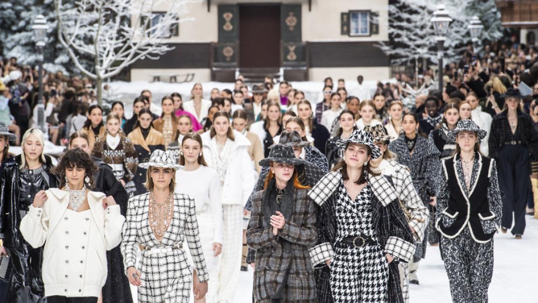 Sneeuw, chalets en David Bowie: zo zag de laatste Chanel-show van Karl Lagerfeld eruit Sneeuw, chalets en David Bowie: zo zag de laatste Chanel-show van Karl Lagerfeld eruit