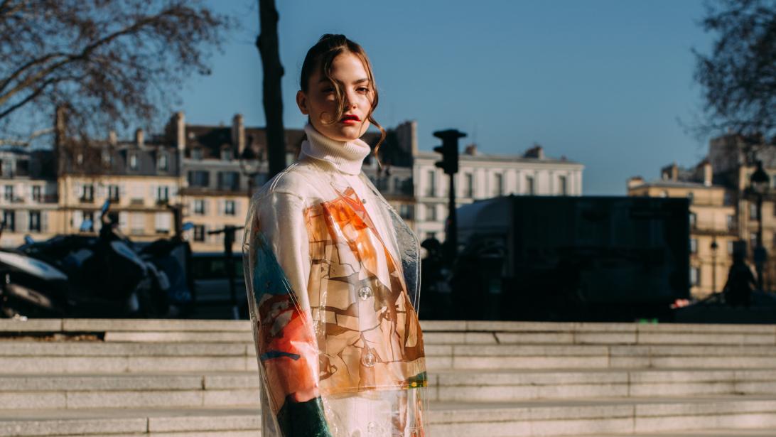 Wrap in plastic: deze streetstyle trend doet vele modeharten 'zichtbaar' sneller slaan Wrap in plastic: deze streetstyle trend doet vele modeharten 'zichtbaar' sneller slaan