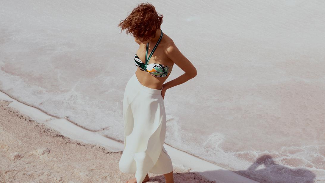 Tijdloos op het strand: deze elegante beachwear-lijn zit goed om elk lichaam Tijdloos op het strand: deze elegante beachwear-lijn zit goed om elk lichaam