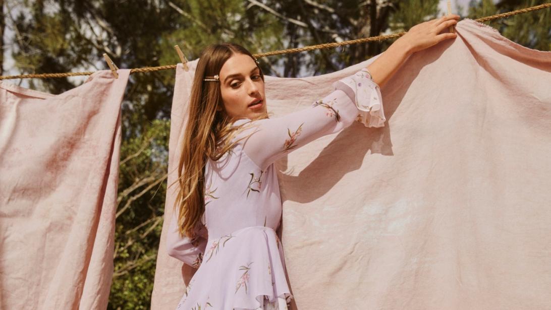 Kleinkind van bekende modeontwerpster lanceert eigen collectie Kleinkind van bekende modeontwerpster lanceert eigen collectie