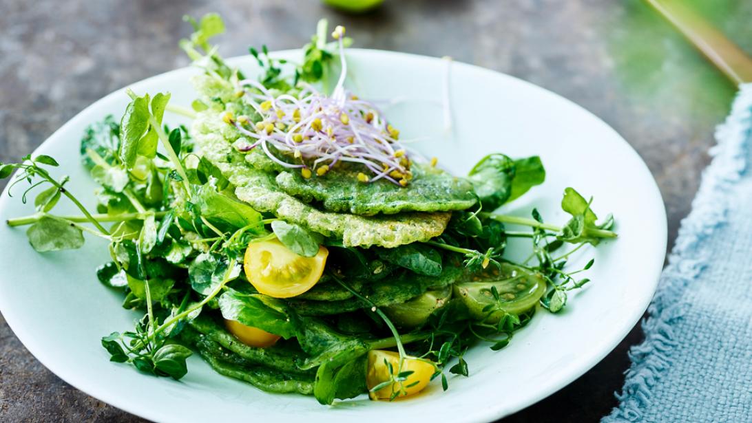 Hartige spinaziepannenkoekjes met lentefrisse salade Hartige spinaziepannenkoekjes met lentefrisse salade