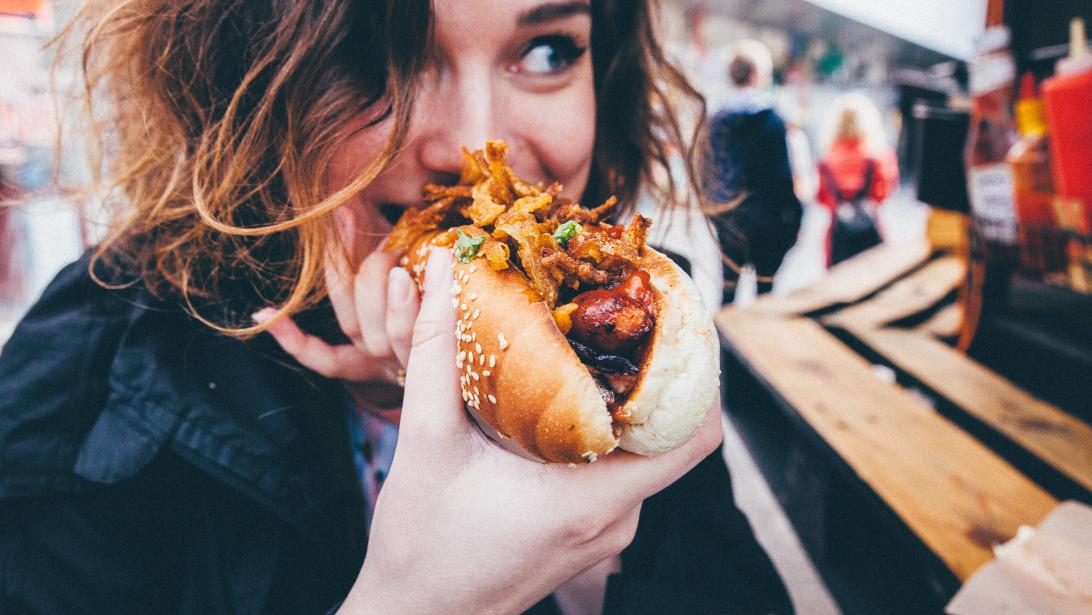 De échte reden waarom je te veel eet (en daar niet gelukkiger van wordt) De échte reden waarom je te veel eet (en daar niet gelukkiger van wordt)