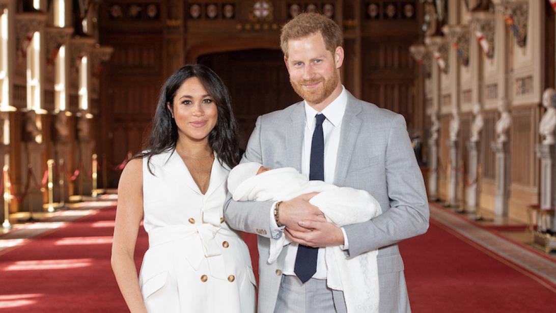 Hier zijn ze dan: de eerste beelden van baby Sussex Hier zijn ze dan: de eerste beelden van baby Sussex