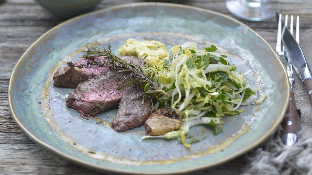 Licht genieten met Pascale Naessens: steak met witlofsalade Licht genieten met Pascale Naessens: steak met witlofsalade