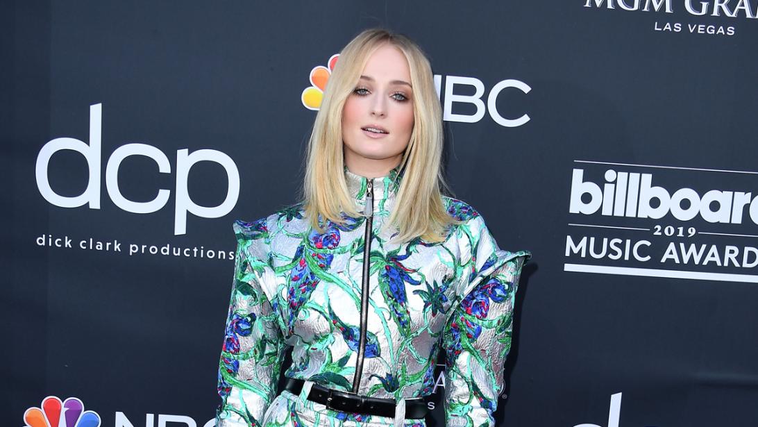 Zien: Sophie Turner vond de perfecte statement schoen die toch overal bij past Zien: Sophie Turner vond de perfecte statement schoen die toch overal bij past