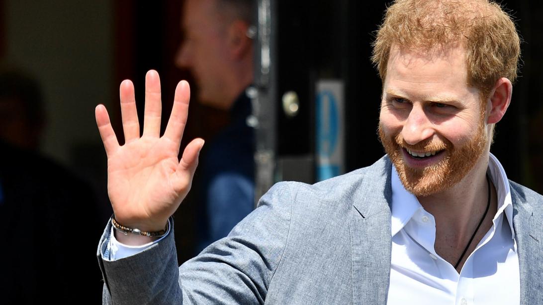Prins Harry werd gespot op een commerciële vlucht Prins Harry werd gespot op een commerciële vlucht