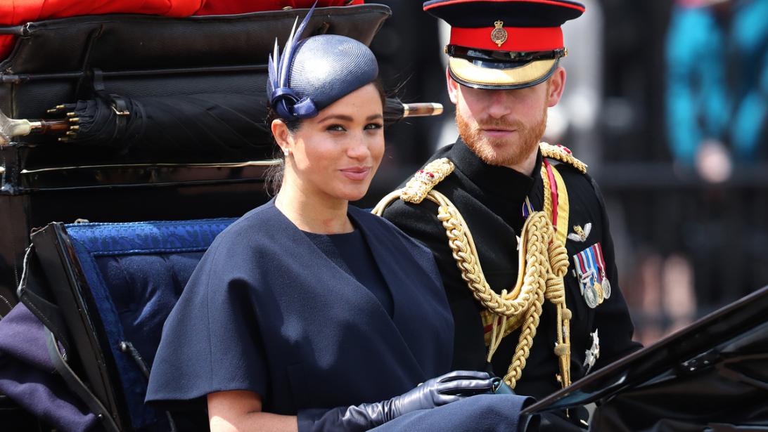 HOERA! Meghan Markle maakt haar 'after birth'-debuut op 'Trooping the Colour' HOERA! Meghan Markle maakt haar 'after birth'-debuut op 'Trooping the Colour'