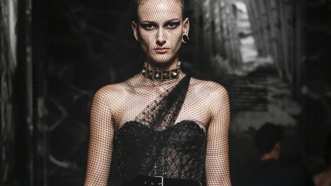 In deze indrukwekkende Dior-jurk kropen maar liefst 800 uren werk In deze indrukwekkende Dior-jurk kropen maar liefst 800 uren werk