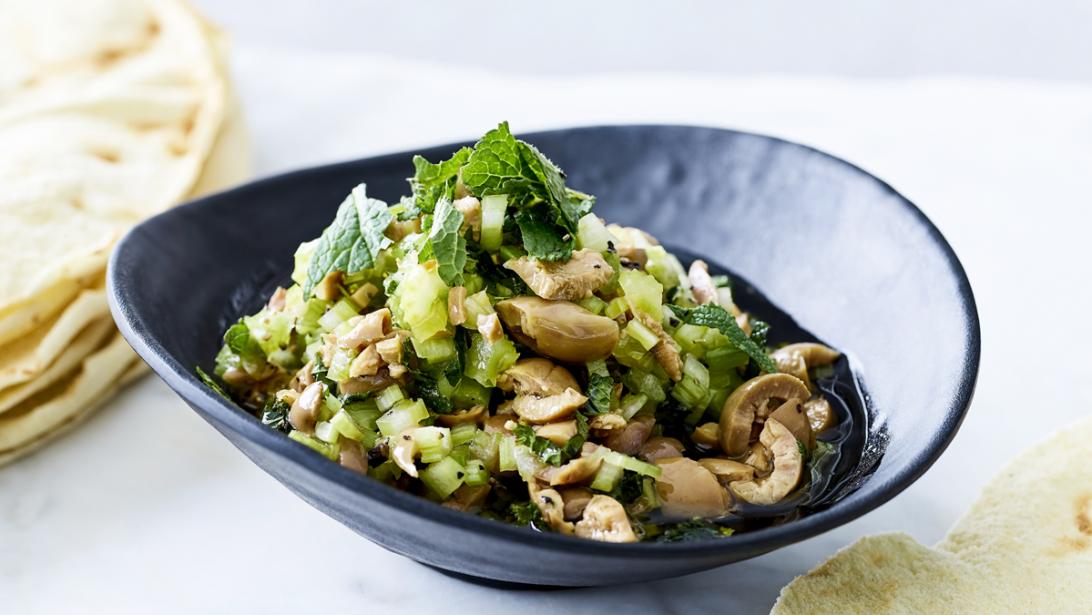 Zomers voorgerechtje: Insalata di olive verdi schiacciate Zomers voorgerechtje: Insalata di olive verdi schiacciate