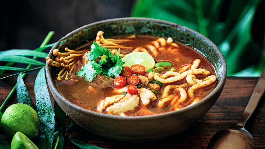 Délicieusement épicée: soupe thaï poulet, gingembre et lait de coco Délicieusement épicée: soupe thaï poulet, gingembre et lait de coco