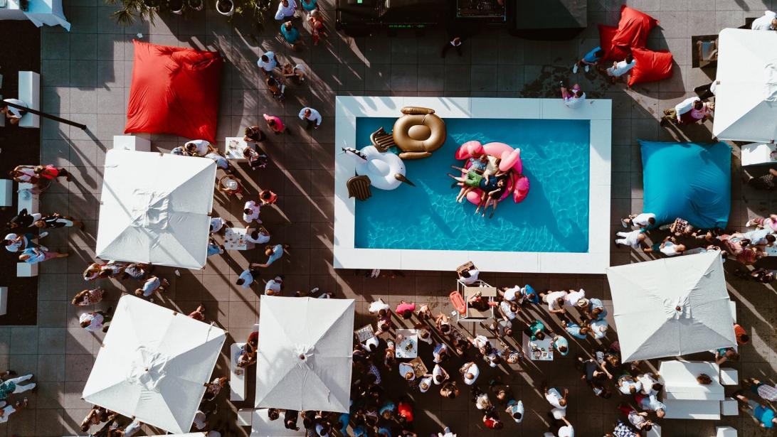 La TRZA, le nouveau rooftop trendy pour un apéro avec vue sur Bruxelles La TRZA, le nouveau rooftop trendy pour un apéro avec vue sur Bruxelles