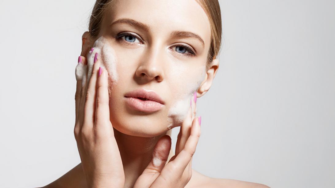 Selon les dermatologues, vous devriez absolument éviter ce produit de beauté! Selon les dermatologues, vous devriez absolument éviter ce produit de beauté!