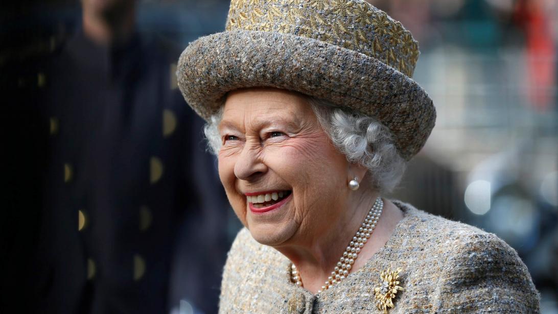 Hilarisch: Queen Elizabeth neemt groepje toeristen beet dat haar niet herkent Hilarisch: Queen Elizabeth neemt groepje toeristen beet dat haar niet herkent
