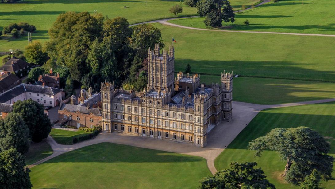 DOEN: overnacht éénmalig in het Crawley-kasteel uit Downton Abbey DOEN: overnacht éénmalig in het Crawley-kasteel uit Downton Abbey