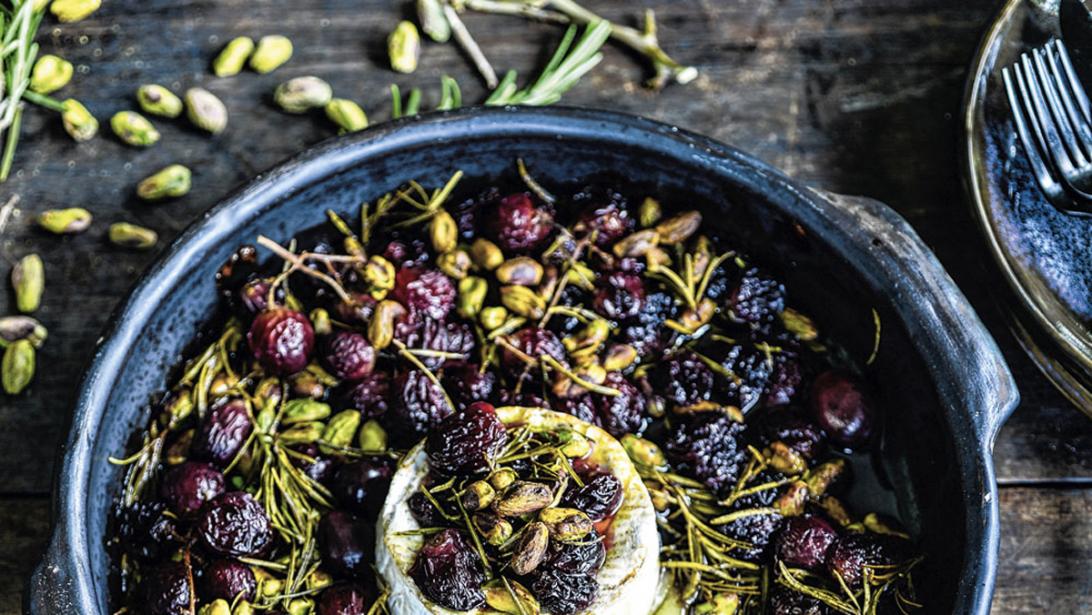 Heerlijk hartig: camembert met druiven en noten Heerlijk hartig: camembert met druiven en noten