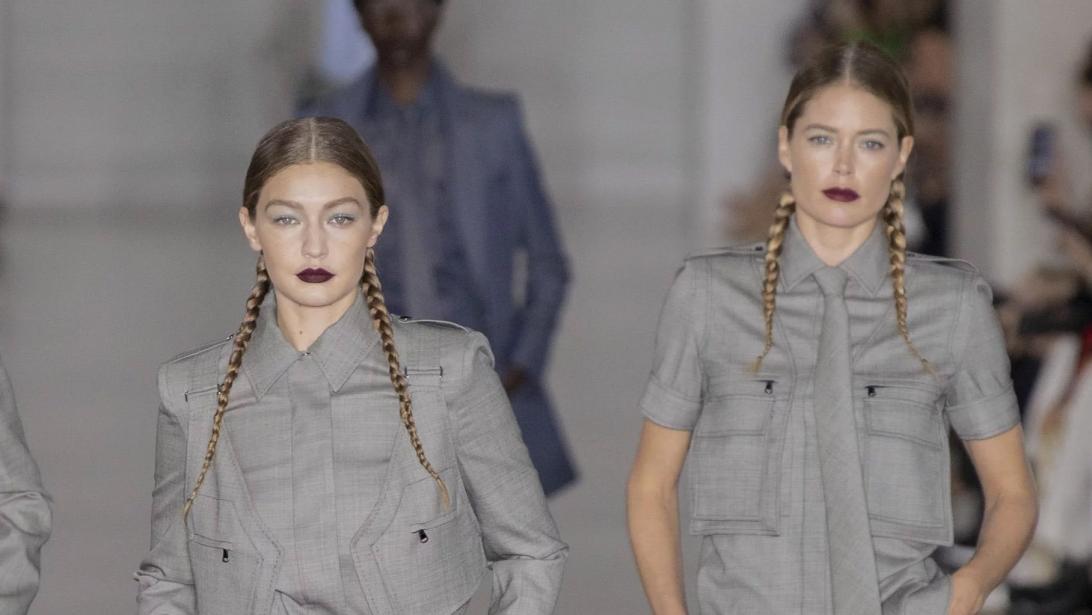 Doutzen Kroes en Gigi Hadid openen Max Mara show als 'Bond girls' Doutzen Kroes en Gigi Hadid openen Max Mara show als 'Bond girls'