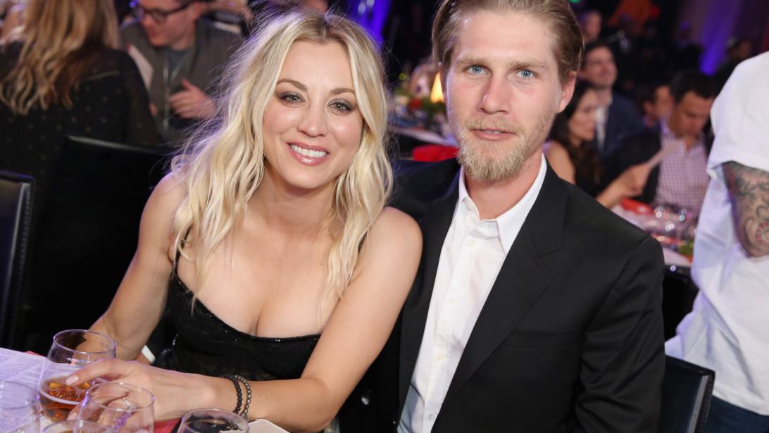 Actrice Kaley Cuoco legt uit waarom ze niet samenwoont met haar echtgenoot Actrice Kaley Cuoco legt uit waarom ze niet samenwoont met haar echtgenoot
