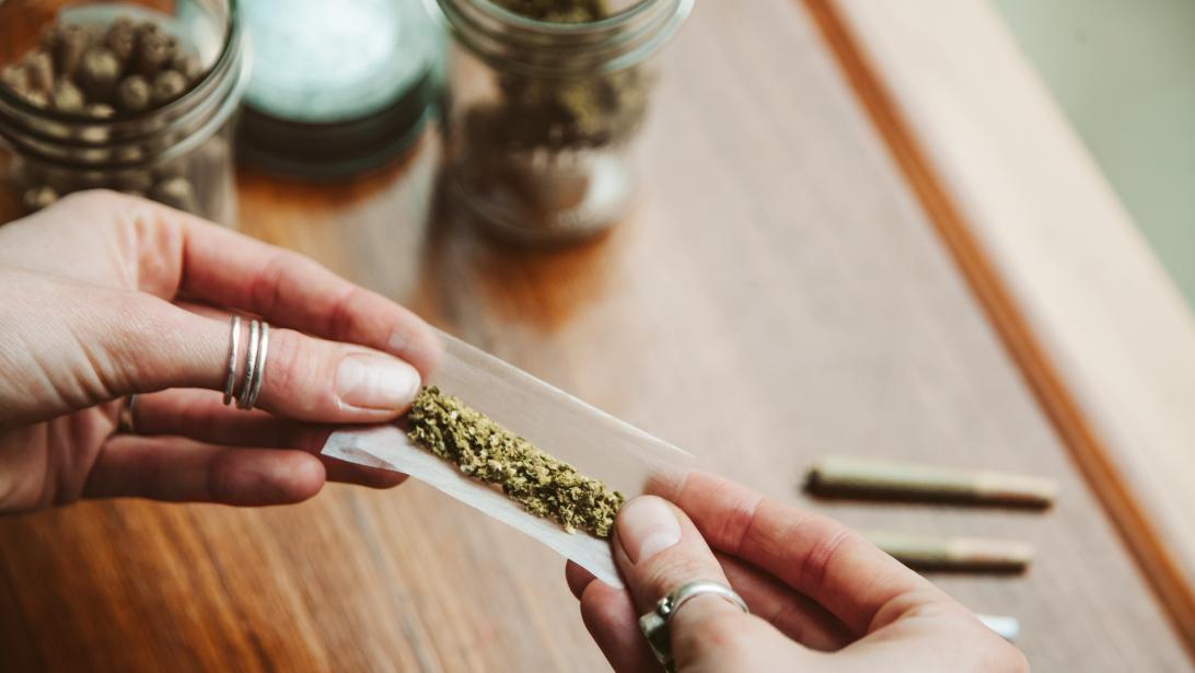 Migraines, douleurs, insomnies: elles ont troqué leurs médocs pour le CBD Migraines, douleurs, insomnies: elles ont troqué leurs médocs pour le CBD