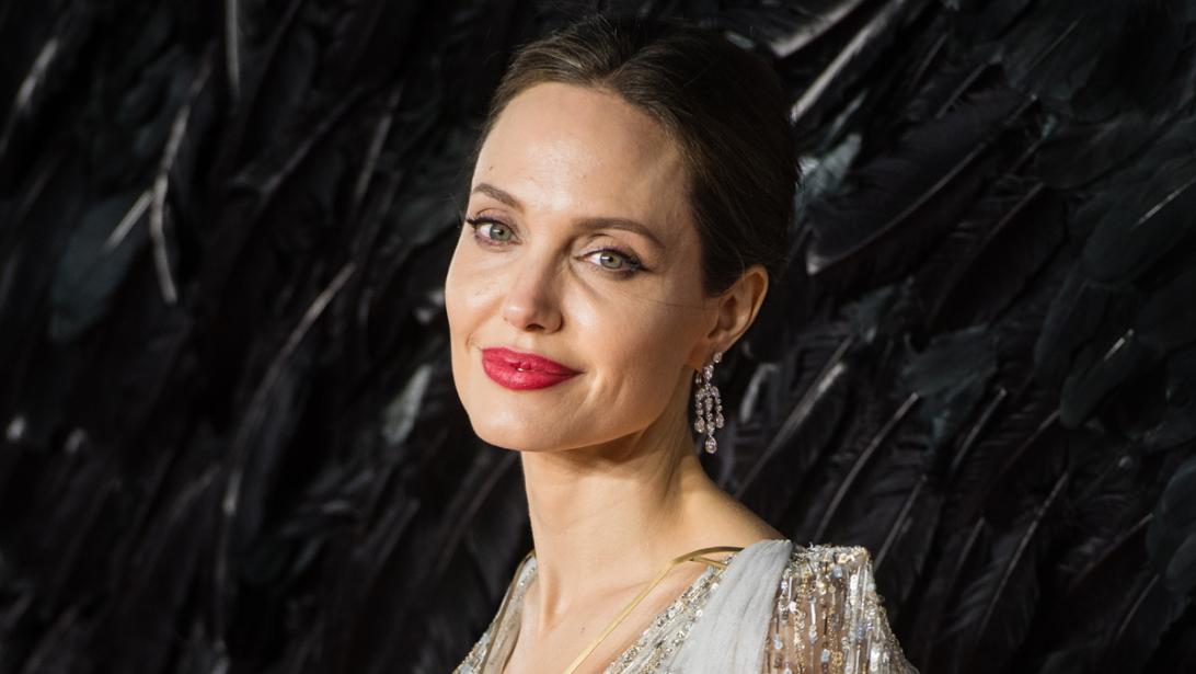 Angelina Jolie wil verhuizen, maar kan niet door Brad Pitt Angelina Jolie wil verhuizen, maar kan niet door Brad Pitt