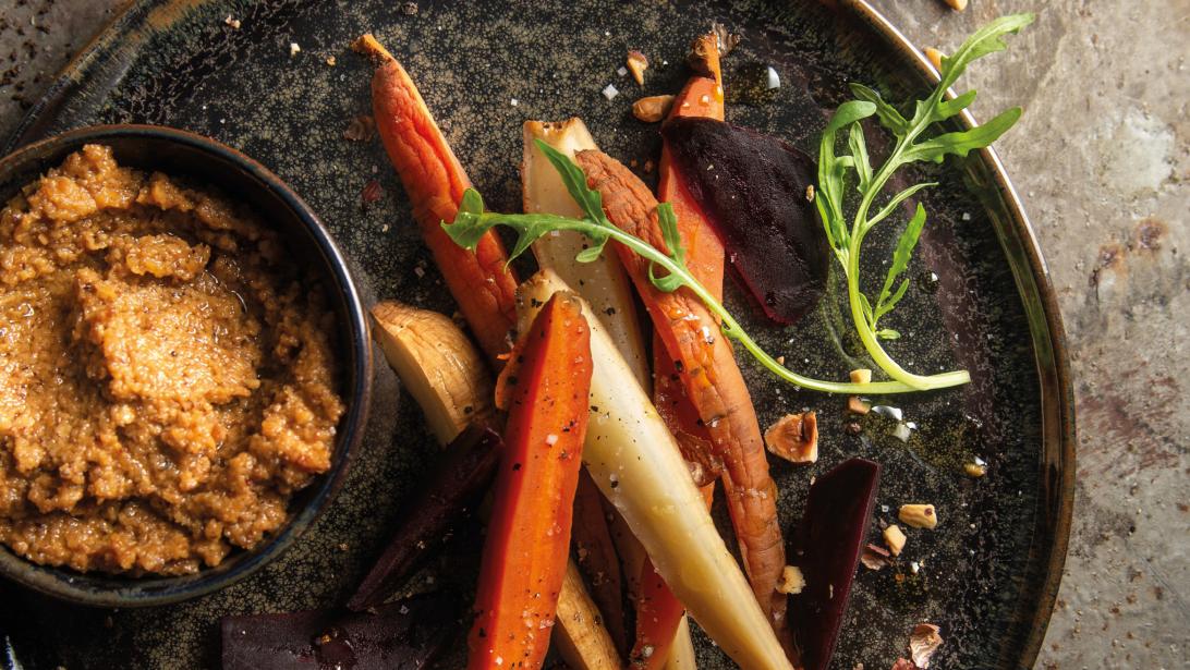 Zero waste recept: gestoofde wintergroenten met koffiedik en hazelnootsaus Zero waste recept: gestoofde wintergroenten met koffiedik en hazelnootsaus