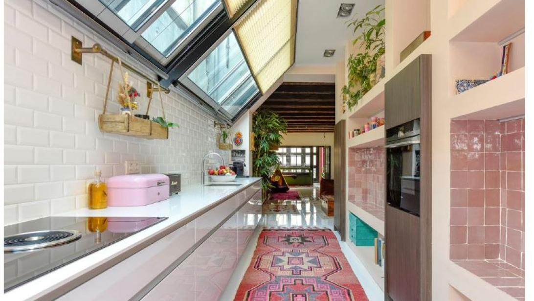 Binnenkijken: kleurrijk huis vol vintage in hartje Amsterdam Binnenkijken: kleurrijk huis vol vintage in hartje Amsterdam