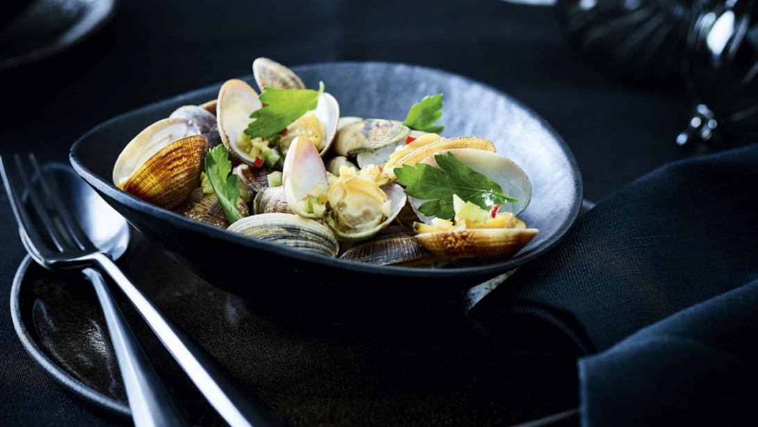 Eenvoudig en feestelijk voorgerecht: bordje vongole met Noilly Prat Eenvoudig en feestelijk voorgerecht: bordje vongole met Noilly Prat