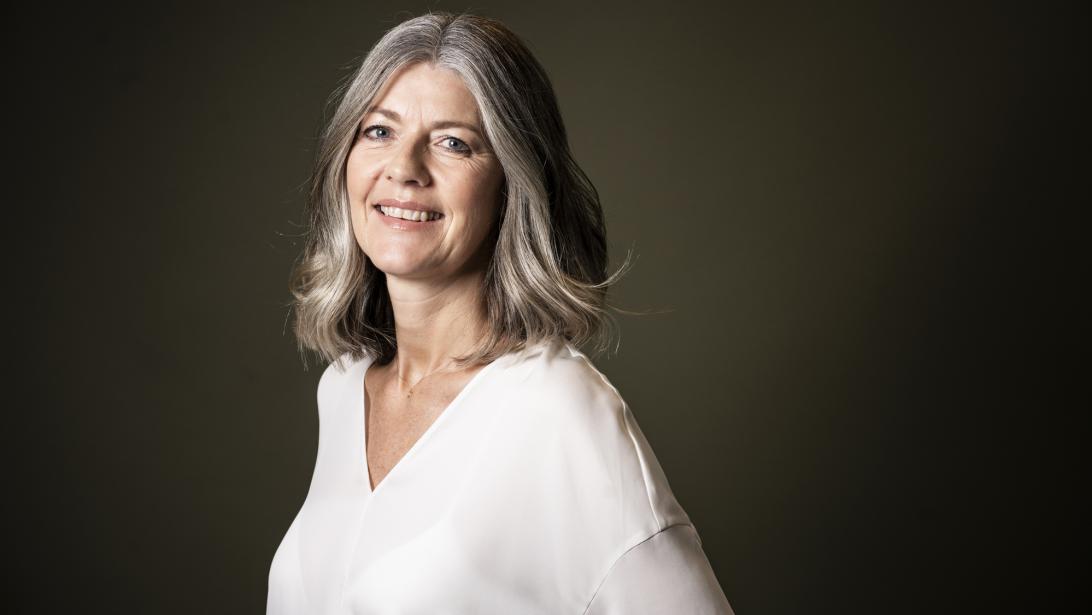 Sabine (51) omarmt haar grijze haren: "Ik was het beu dat ik zo vaak en zo lang in de kappersstoel moest zitten" Sabine (51) omarmt haar grijze haren: "Ik was het beu dat ik zo vaak en zo lang in de kappersstoel moest zitten"