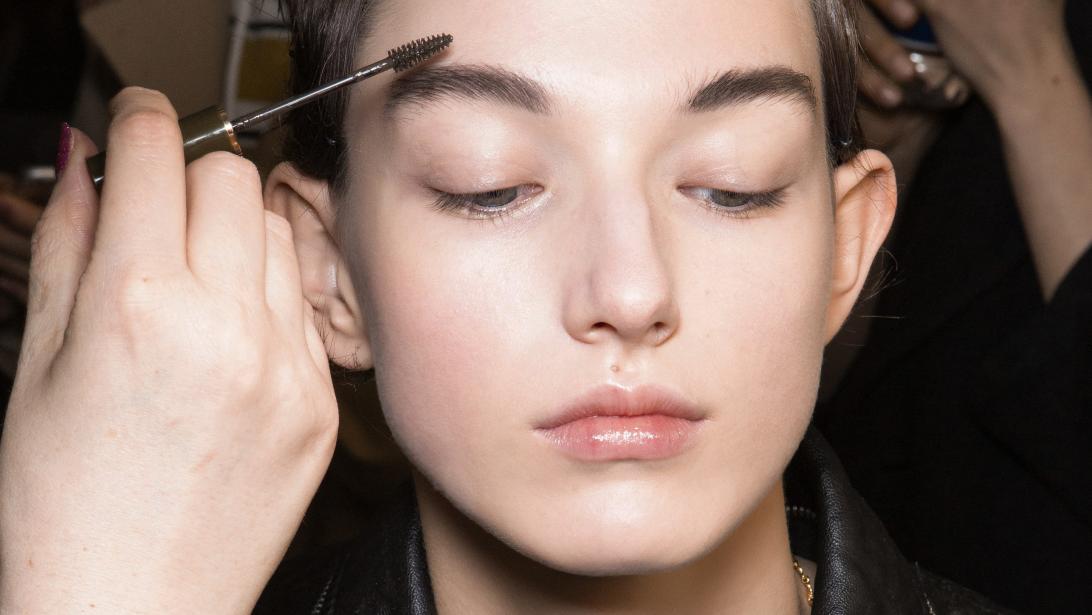 Van microblading tot W-brows: dit zijn de nieuwste wenkbrauwtechnieken Van microblading tot W-brows: dit zijn de nieuwste wenkbrauwtechnieken