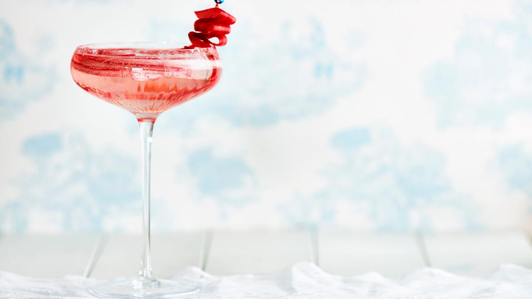Scoren tijdens de feestdagen: heerlijke rabarbercocktail Scoren tijdens de feestdagen: heerlijke rabarbercocktail