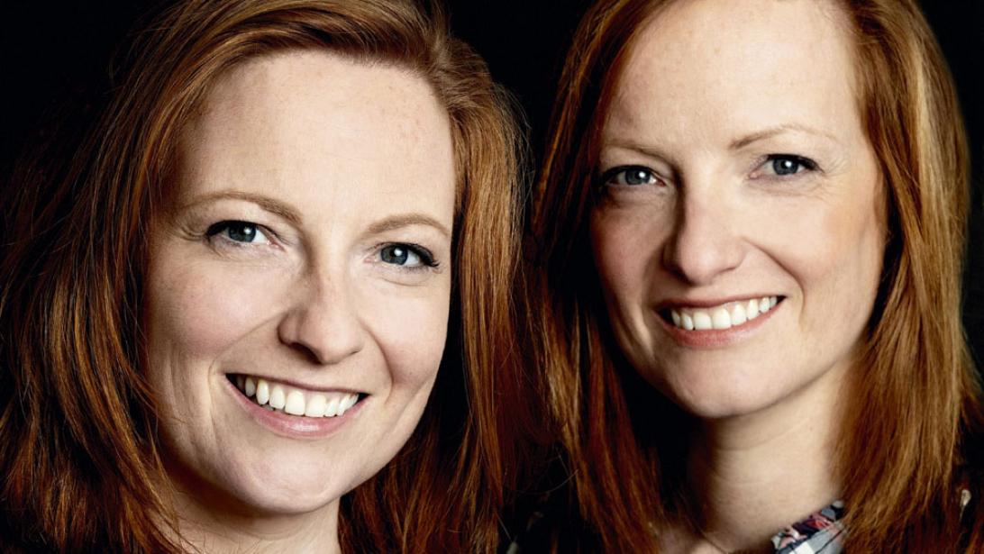 Twee-eiige tweeling Nicoline & Eveline beginnen hun dag met een telefoontje met elkaar Twee-eiige tweeling Nicoline & Eveline beginnen hun dag met een telefoontje met elkaar