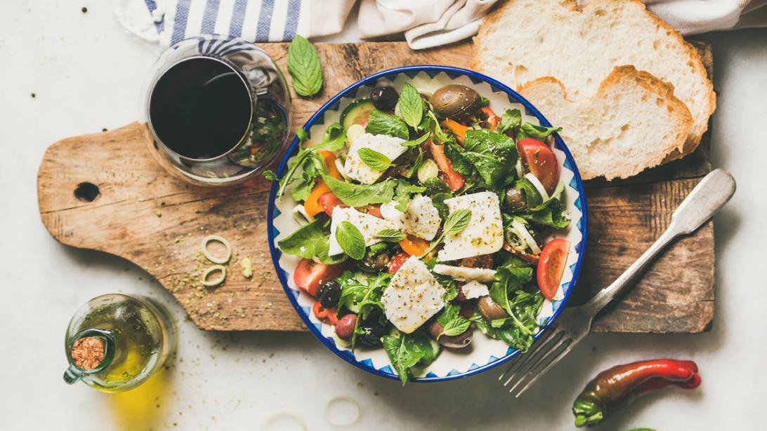 Recept: Griekse salade om van te smullen Recept: Griekse salade om van te smullen