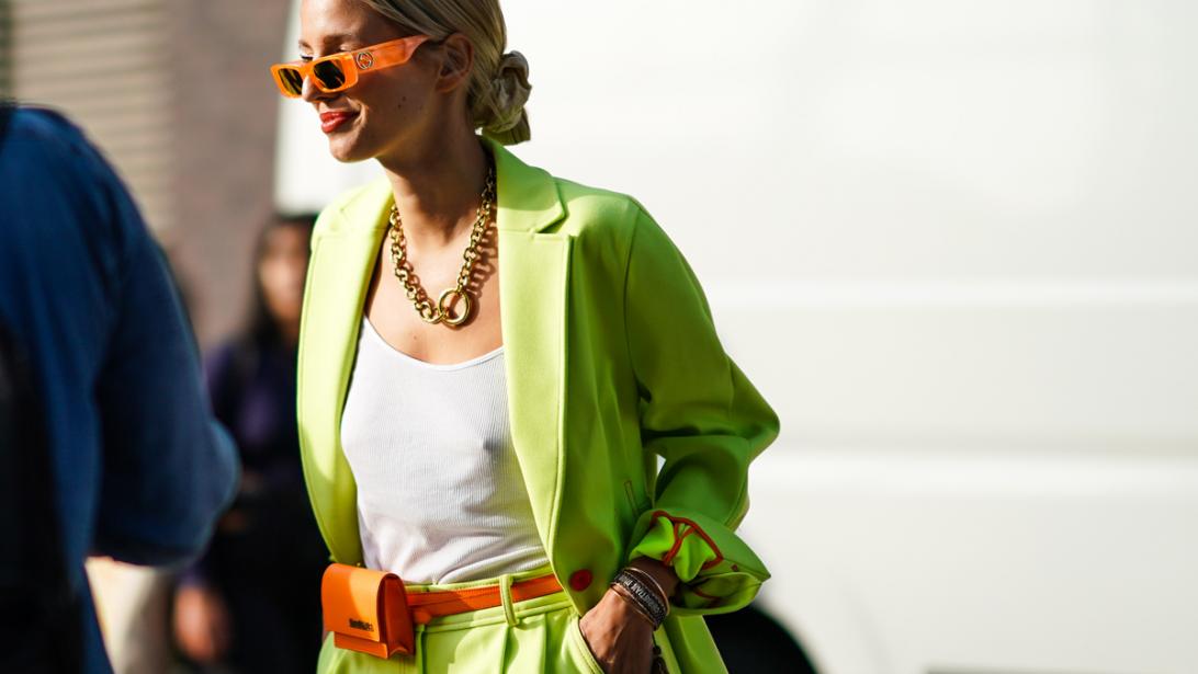 Zo style je neon (dé zomertrend) op twee verschillende manieren Zo style je neon (dé zomertrend) op twee verschillende manieren