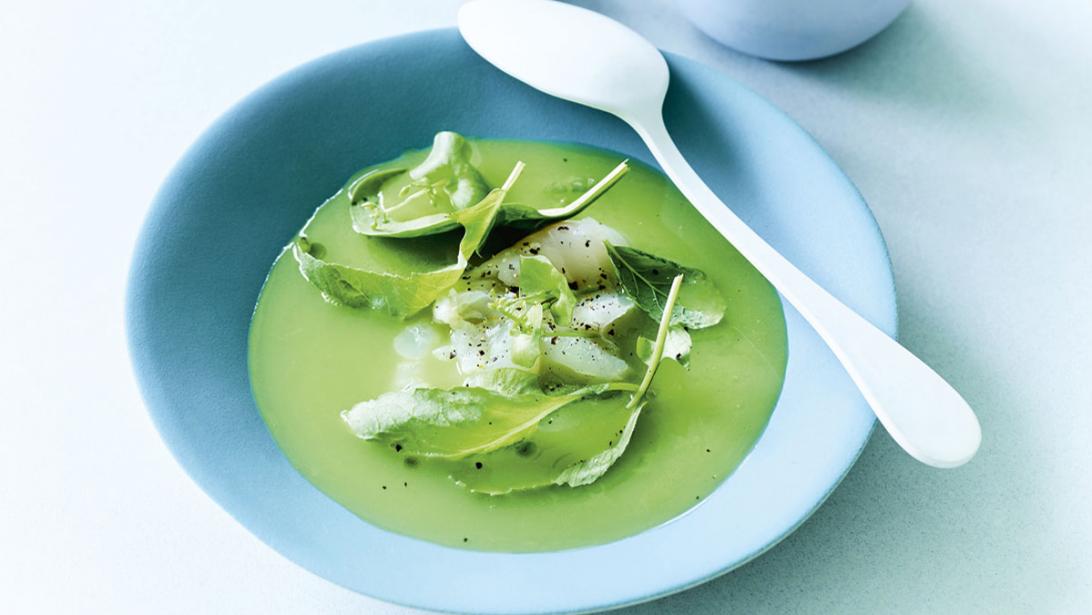 Recept: lichte bouillonsoep met dorade en fris lentegroen Recept: lichte bouillonsoep met dorade en fris lentegroen