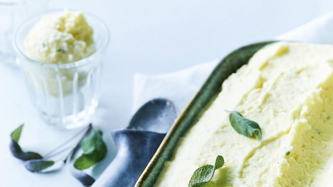 Simpel en gezond dessert: sorbet van ananas met salie en gember Simpel en gezond dessert: sorbet van ananas met salie en gember