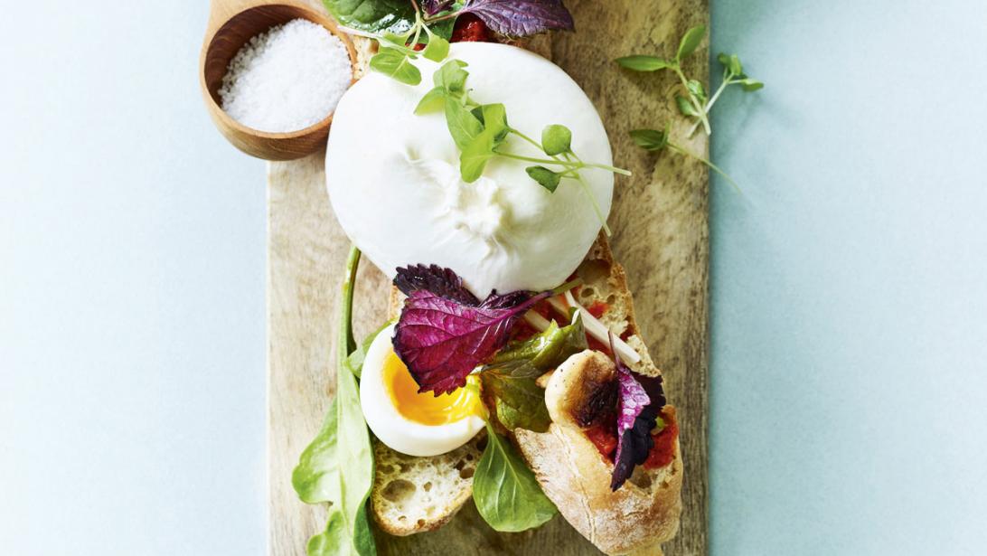 Recept: toast van zuurdesembrood met burrata, basilicum en gepocheerd ei Recept: toast van zuurdesembrood met burrata, basilicum en gepocheerd ei