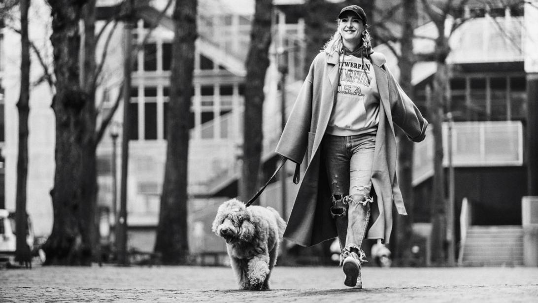 Stijlicoon Inge Onsea: "Ik klink compleet debiel als ik tegen mijn labradoodle praat" Stijlicoon Inge Onsea: "Ik klink compleet debiel als ik tegen mijn labradoodle praat"
